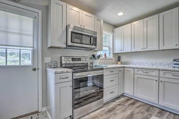 Cheerful Camdenton Cottage: Steps to Lake!