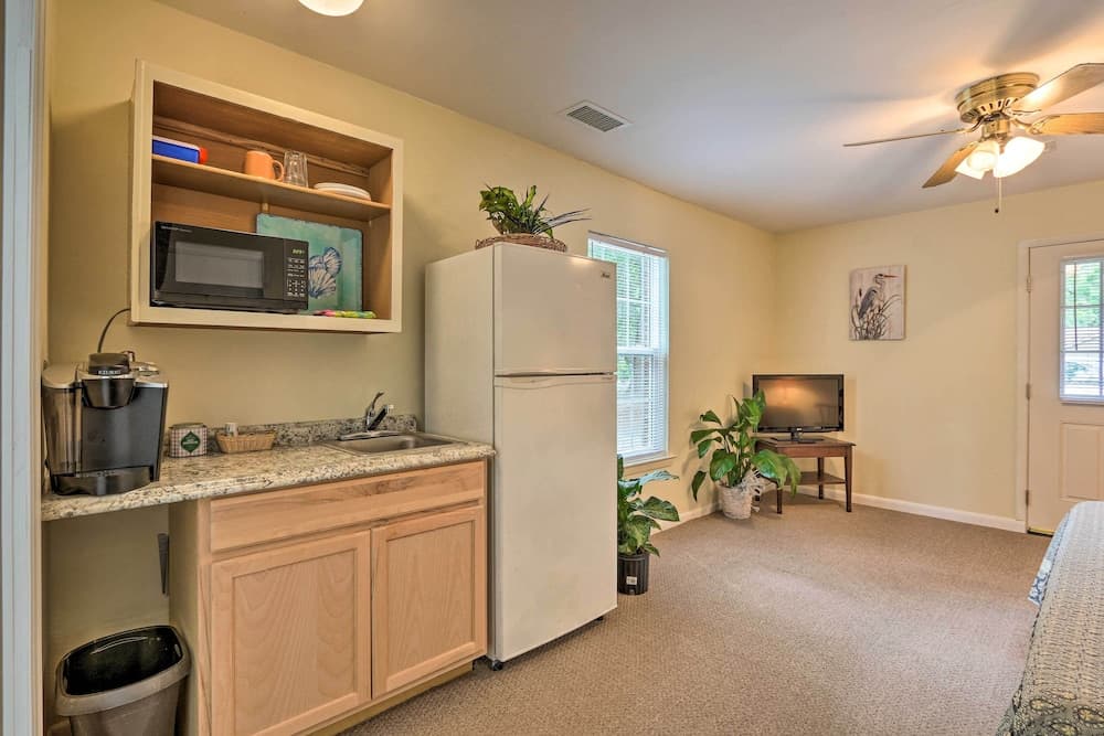 Cozy Studio With Yard, 6 Miles to Dwtn Beaufort!