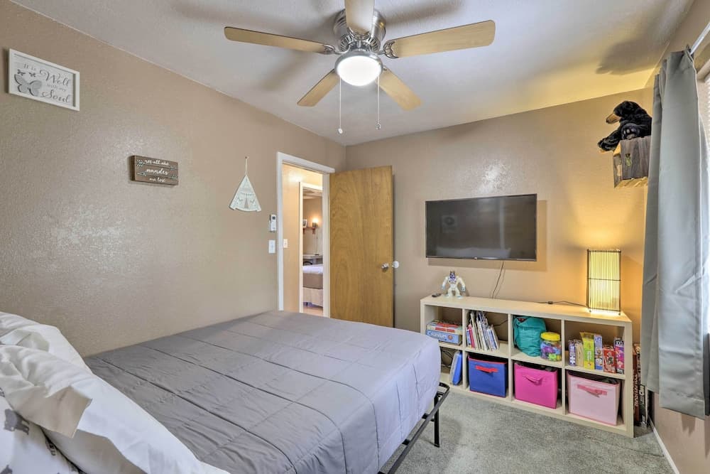 Bright Pine Cabin: Direct Trail Access & Deck!