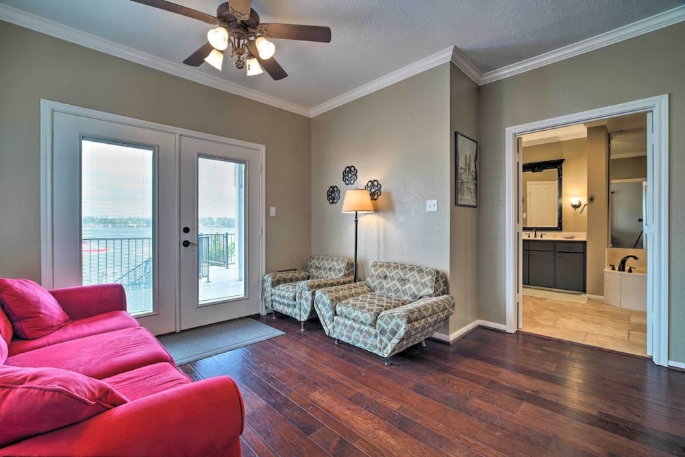 Waterfront Lake Conroe Getaway w/ Multiple Decks!