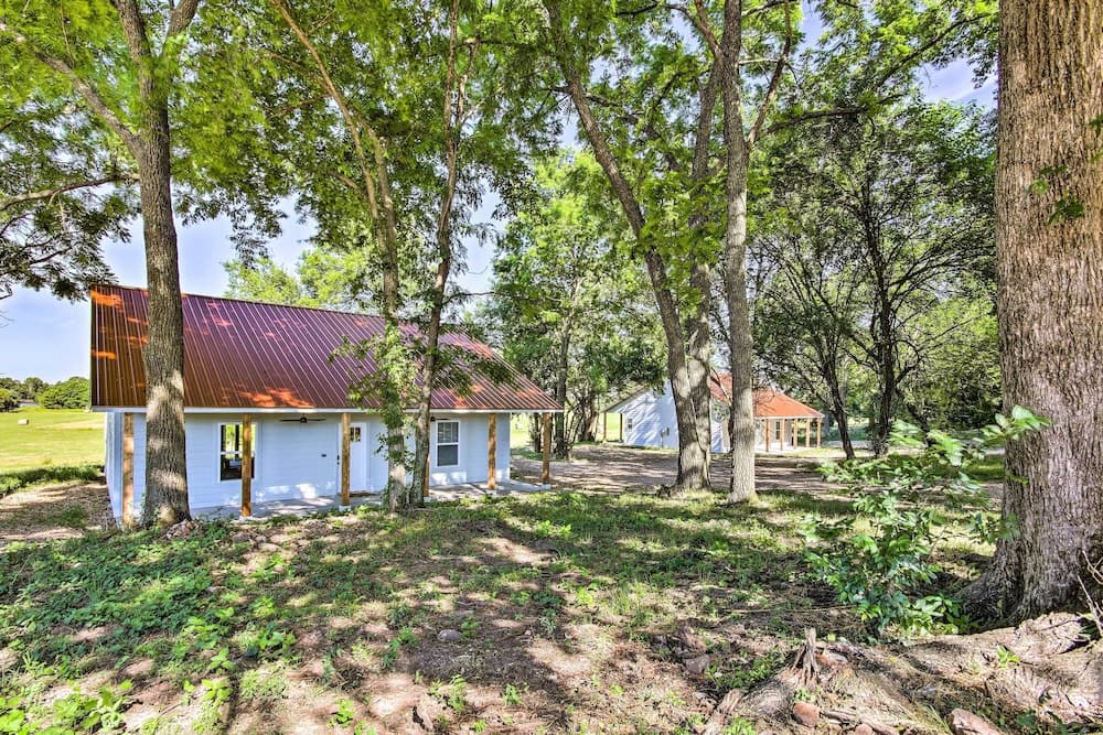 Peekaboo Water Views: Lake O' the Cherokees Cabin