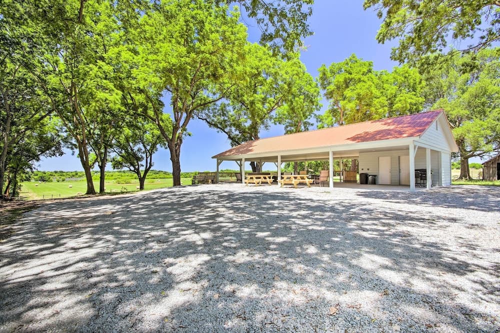 Peekaboo Water Views: Lake O' the Cherokees Cabin