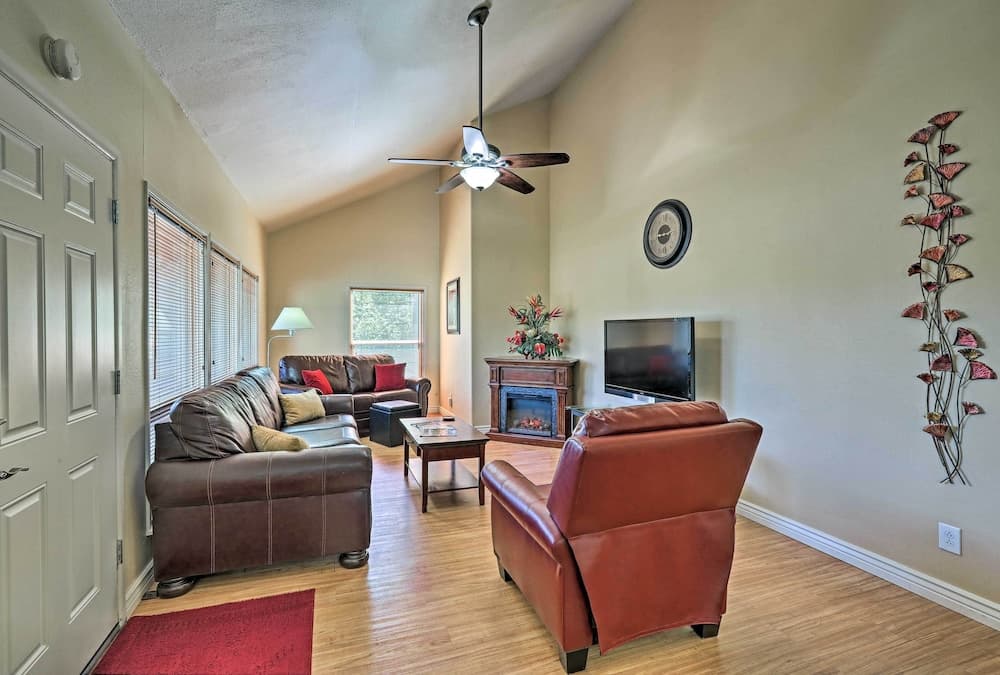 Flagstaff Townhome w/ Deck: Easy Access Downtown!