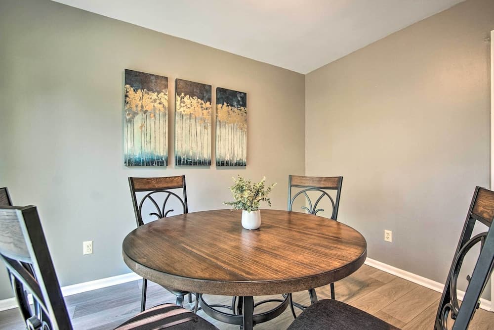 Modern Townhome w/ Fireplace: Near Stoll Park