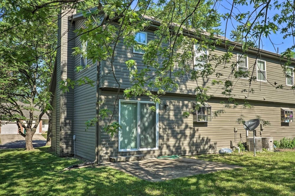 Modern Townhome w/ Fireplace: Near Stoll Park