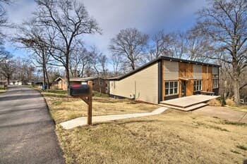 Airy Bella Vista House w/ Decks & Gas Grill!