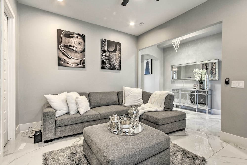 Putting Green & Gazebo: Upscale Peoria Home