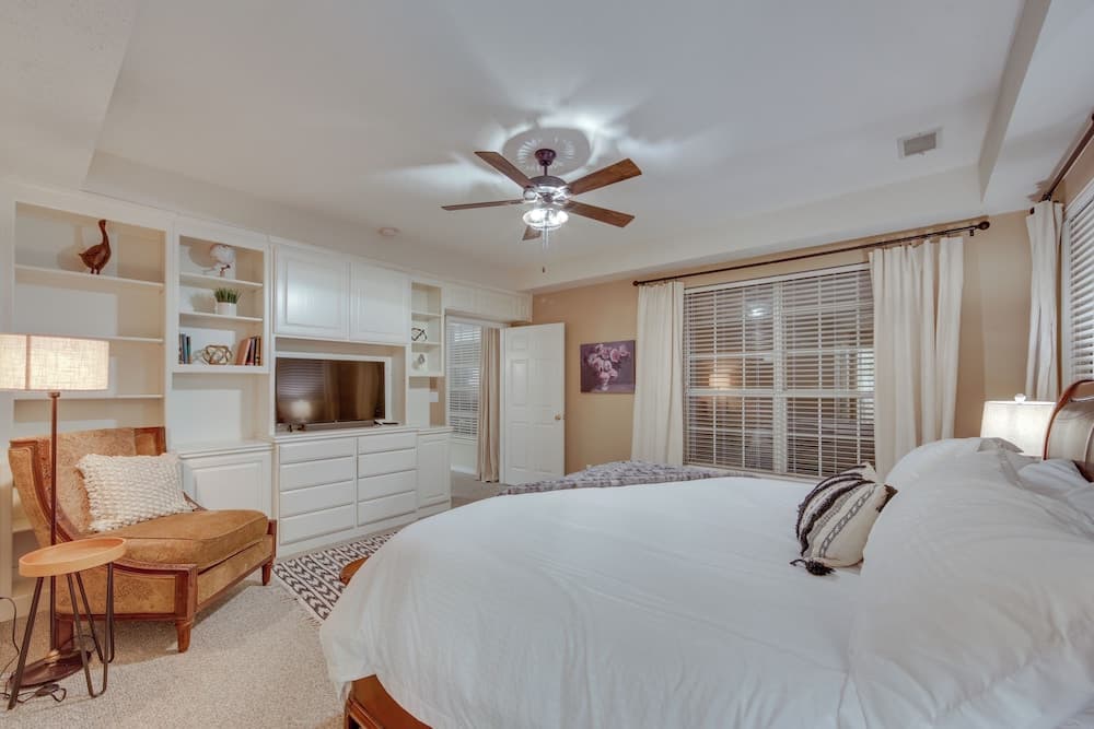 Lovely Hawkins Home w/ Patio & Hangar Garage!