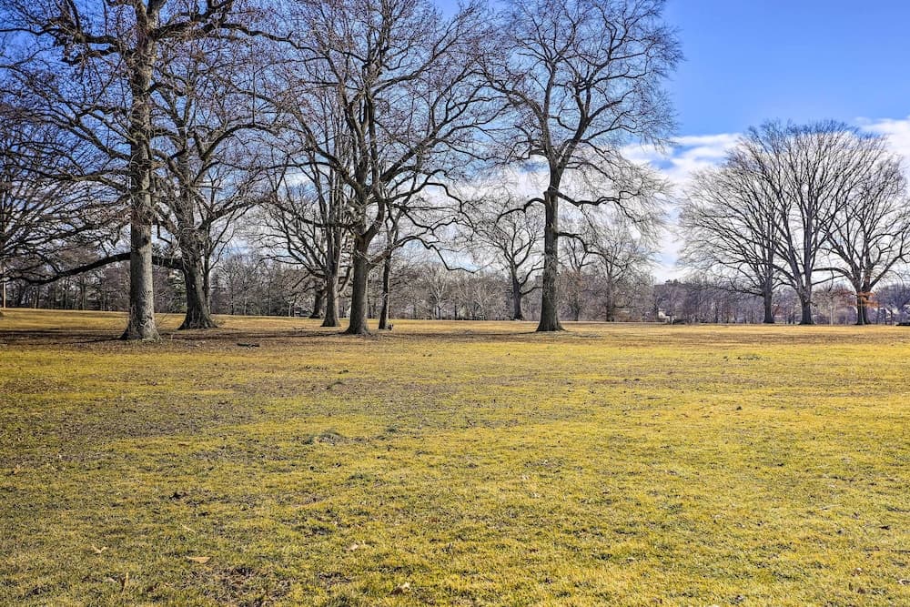 Chic Newark Escape w/ Balcony < 14 Mi to Nyc!