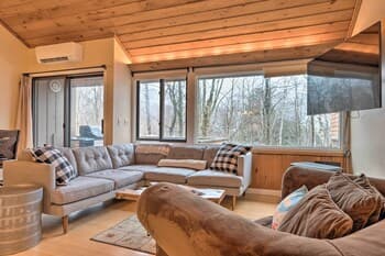 Updated Loon Townhome w/ Mtn Views & Ski Shuttle!