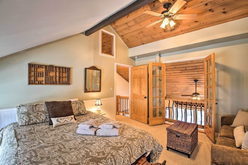 Updated Loon Townhome w/ Mtn Views & Ski Shuttle!