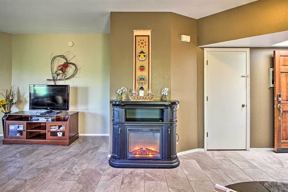 Relaxing Green Valley Townhome ~ 30 Mi to Tucson!