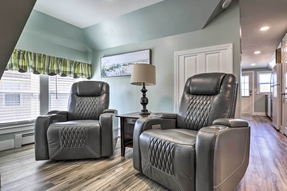 Old Orchard Beach Apartment - Quick Walk to Beach!