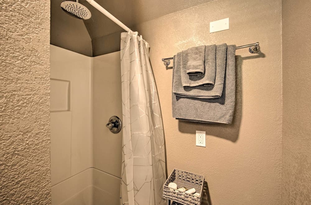 Lake Fork Tiny Home: Outdoor Dining & Grill!