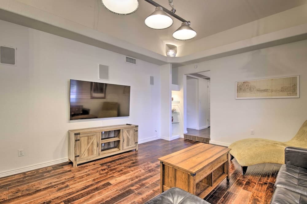 11 Mi to Phoenix: Tempe Escape w/ Patio & Bar!