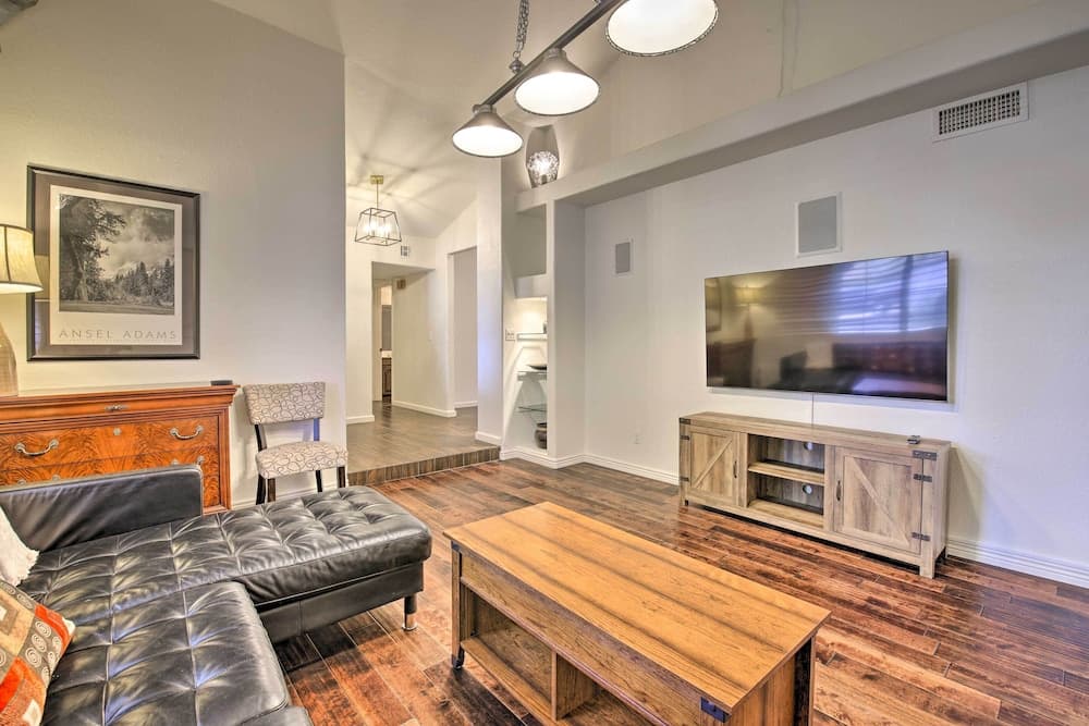 11 Mi to Phoenix: Tempe Escape w/ Patio & Bar!