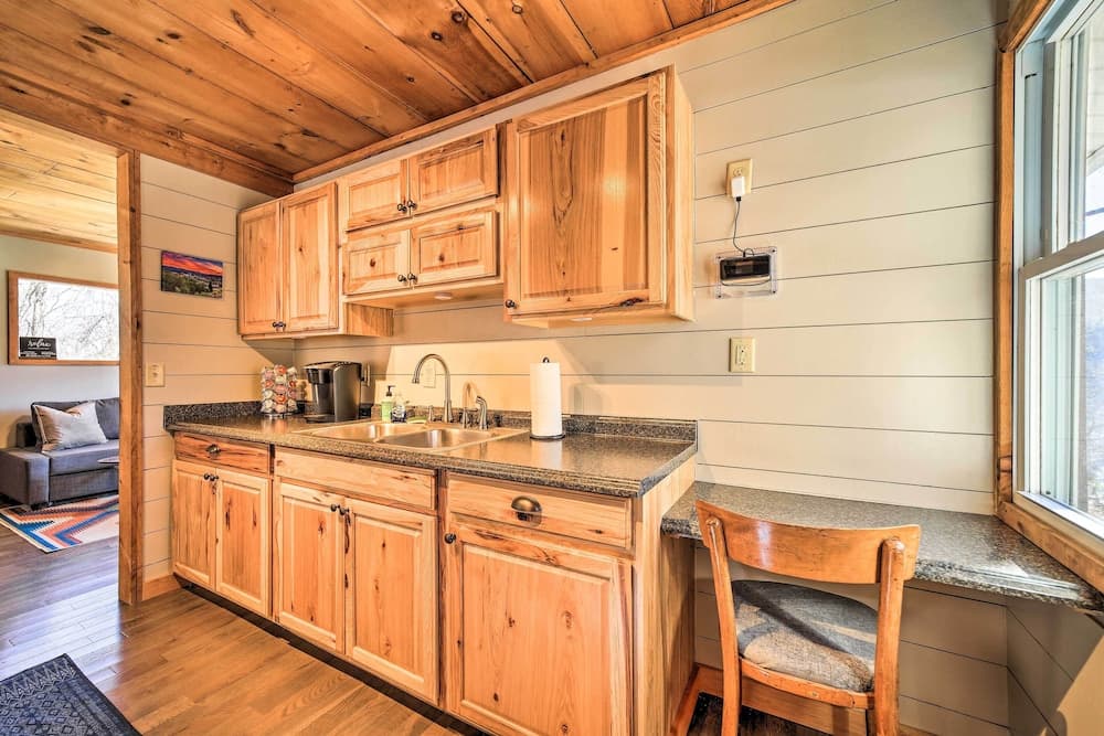 'blue Sky Cottage:' Romantic Retreat w/ Mtn Views!