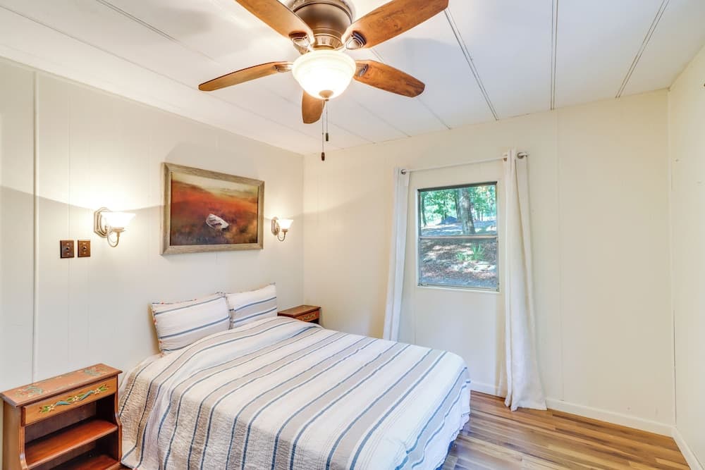 Edgemont Home w/ Deck ~ 9 Mi to Greers Ferry Lake!