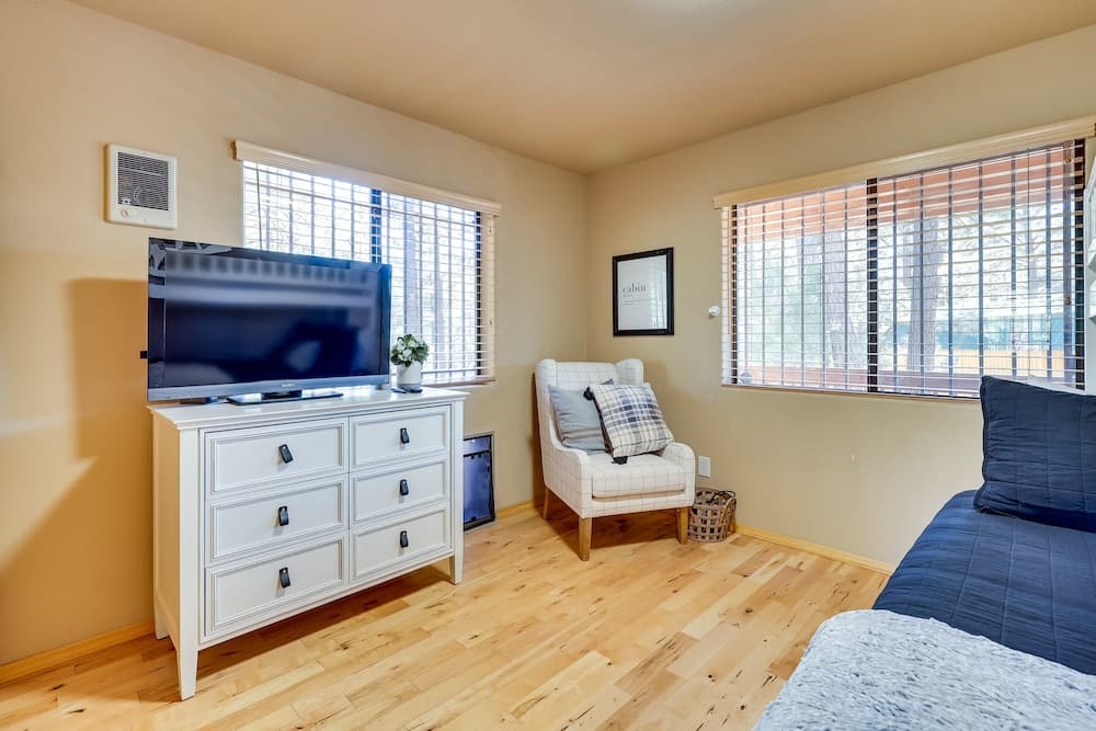 Dog-friendly Nutrioso Cabin w/ Wraparound Porch!