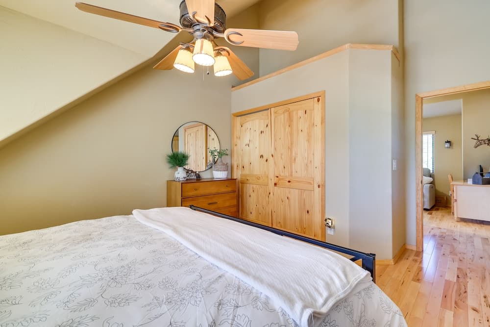 Dog-friendly Nutrioso Cabin w/ Wraparound Porch!