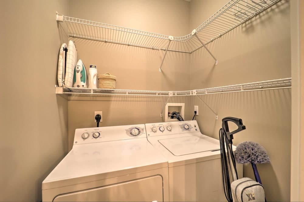 Woodsy Mountain-view Getaway w/ Hot Tub!