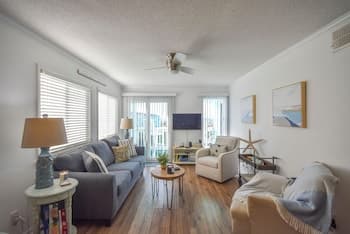 Coastal Condo w/ Public Atlantic Beach Access