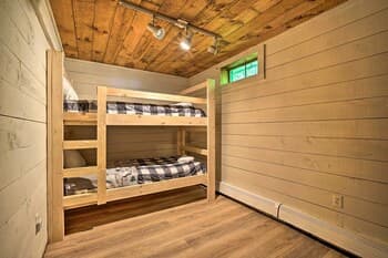 Wilmington Chalet w/ Hot Tub < 8 Mi to Mount Snow!