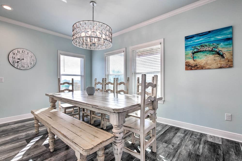 Luxe Stilted Home w/ Kayaks: Walk to Beach