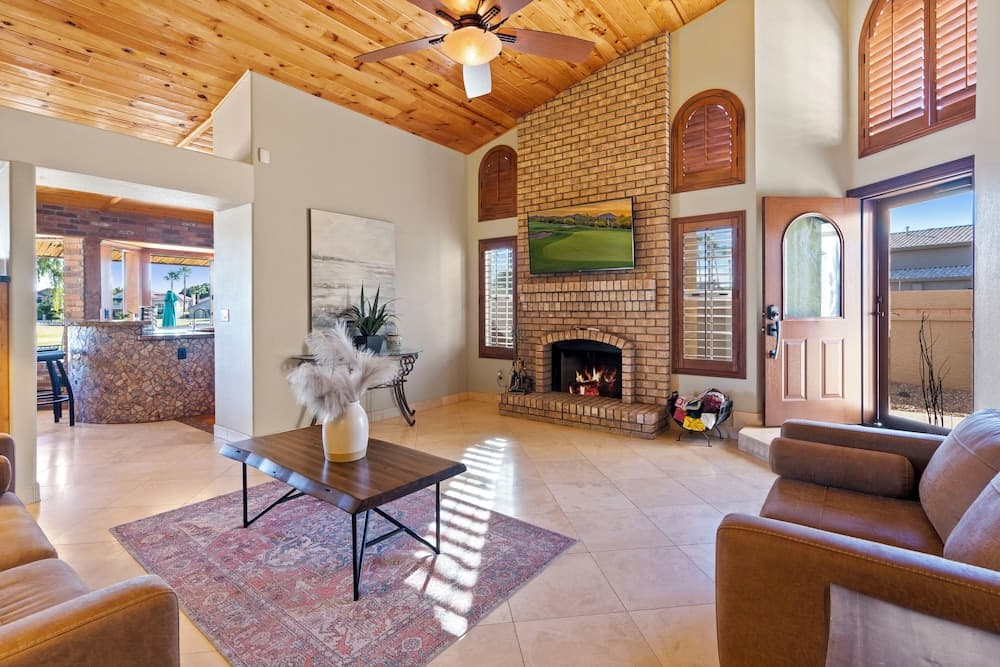 Spa, Covered Patio: Upscale Phoenix Oasis!