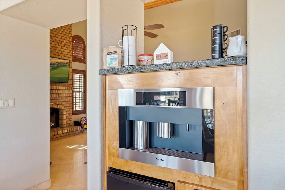 Spa, Covered Patio: Upscale Phoenix Oasis!