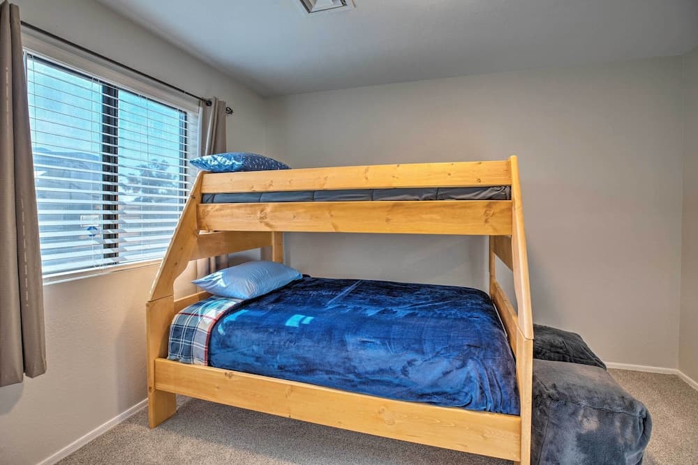 3 Mi to Westgate: Desert Home w/ Hot Tub in Peoria