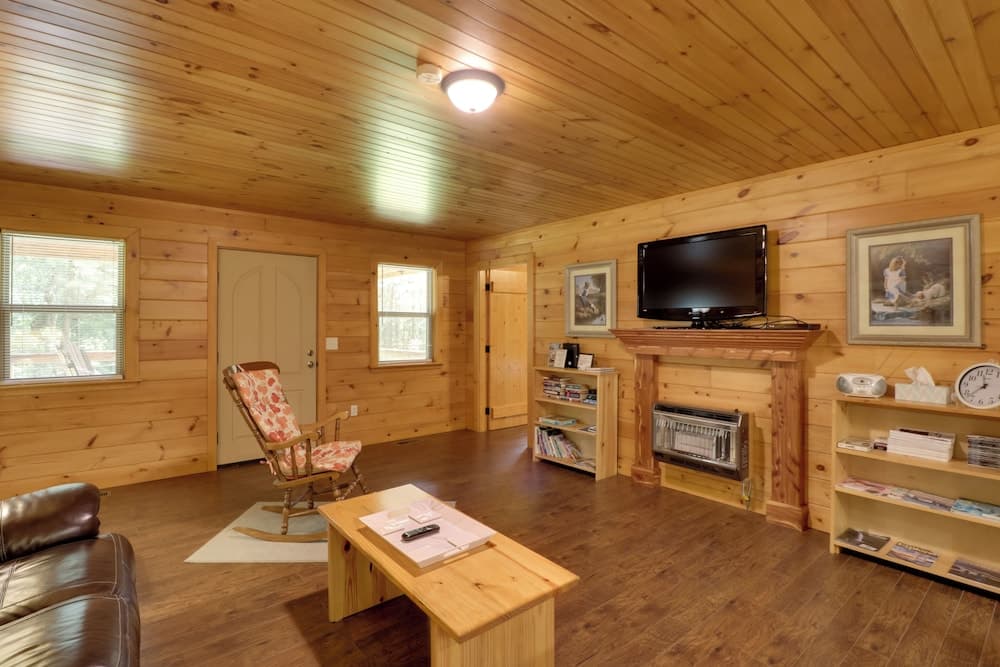 3 Mi to Little River Canyon: Scenic Alabama Cabin