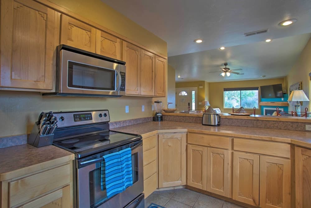 Modern Moab Townhome With Shared Pool & Hot Tub!