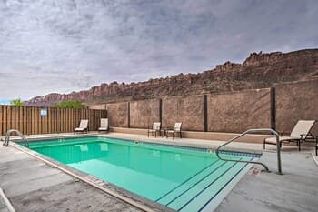 Modern Moab Townhome With Shared Pool & Hot Tub!