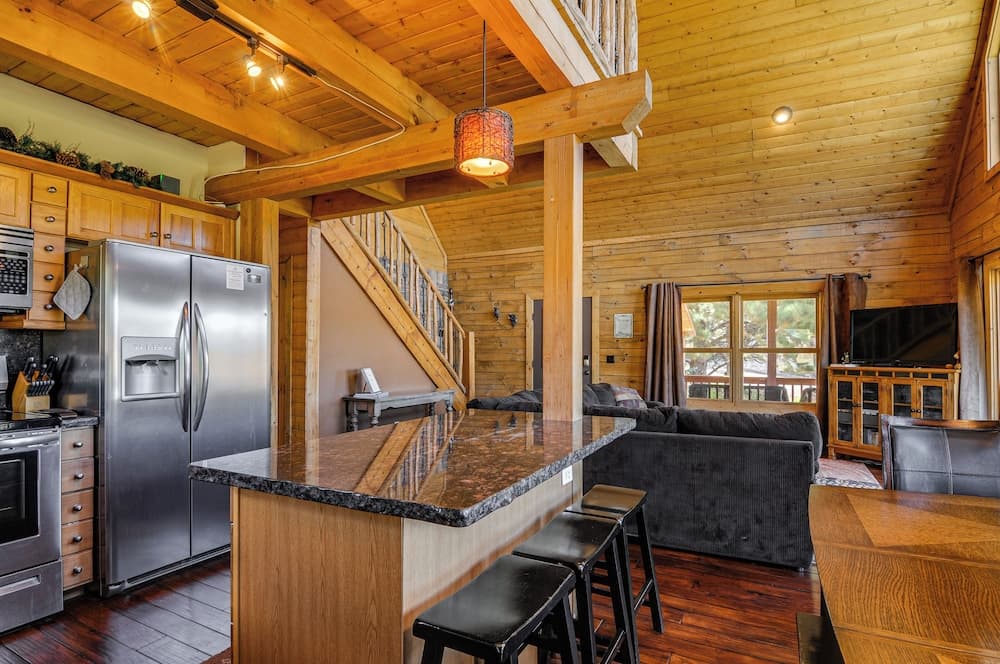 Cozy Family Cabin: Game Room, Near National Parks!