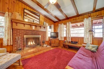 'the Red Loft' Candler Cottage 18 Mi to Asheville!