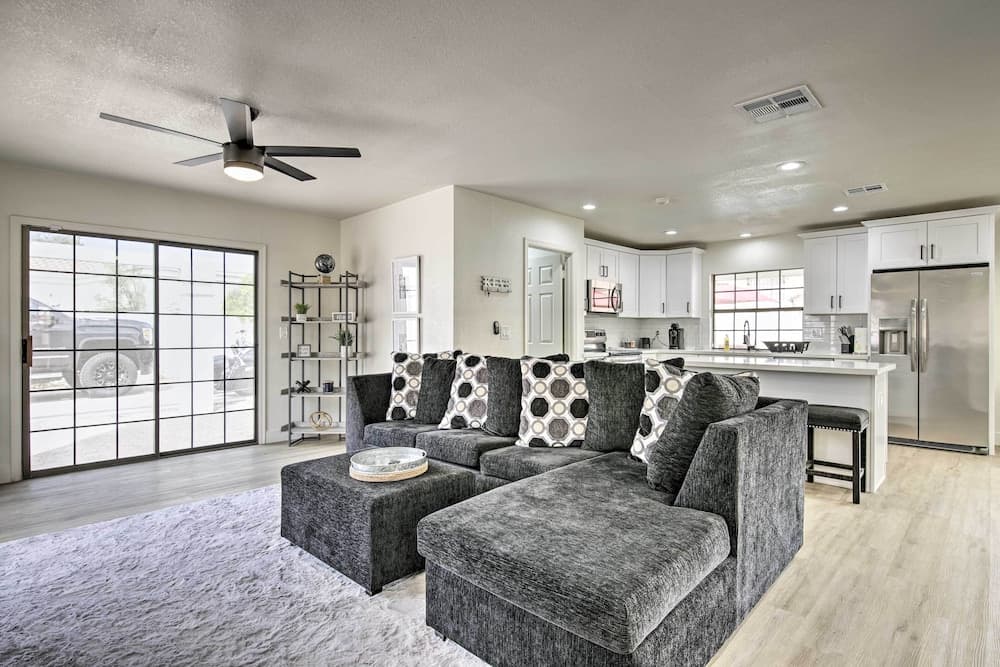 8 mi to Westgate: Family-friendly Glendale Home!