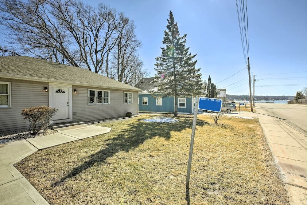 Twin Lakes Escape w/ Deck < 1 Mi to Beach!