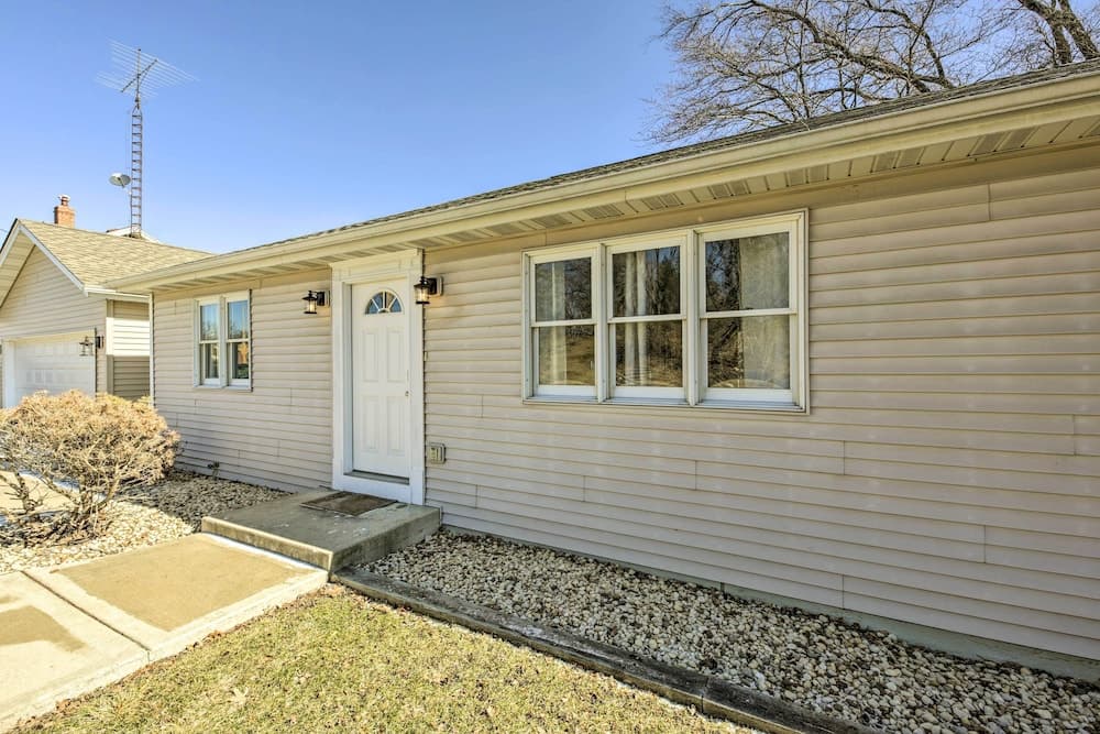 Twin Lakes Escape w/ Deck < 1 Mi to Beach!