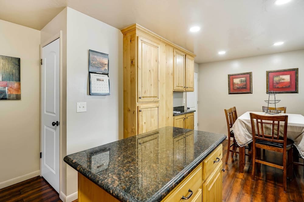 Updated Ranch Apartment w/ Deck - 9 Mi to Downtown