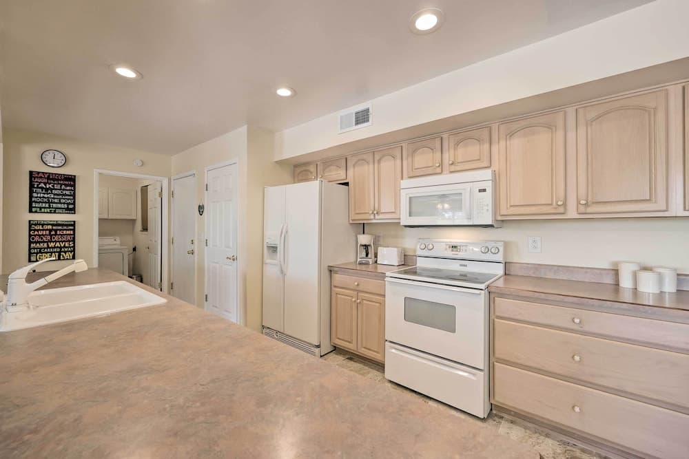 Quiet Sun City Home w/ Grill - Golf & Hike Nearby!