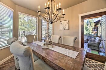 Luxurious Lakeside Cabin With Private Hot Tub!