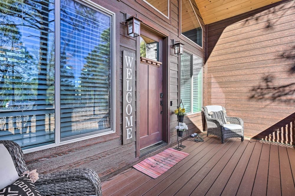 Hot Tub & Ponderosa Views! Luxe Cabin in Lakeside