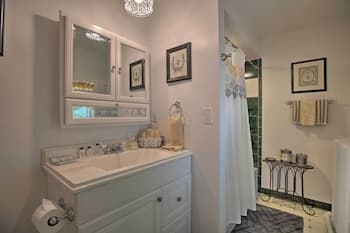 Large, Pristine Lake Geneva Home in Downtown!