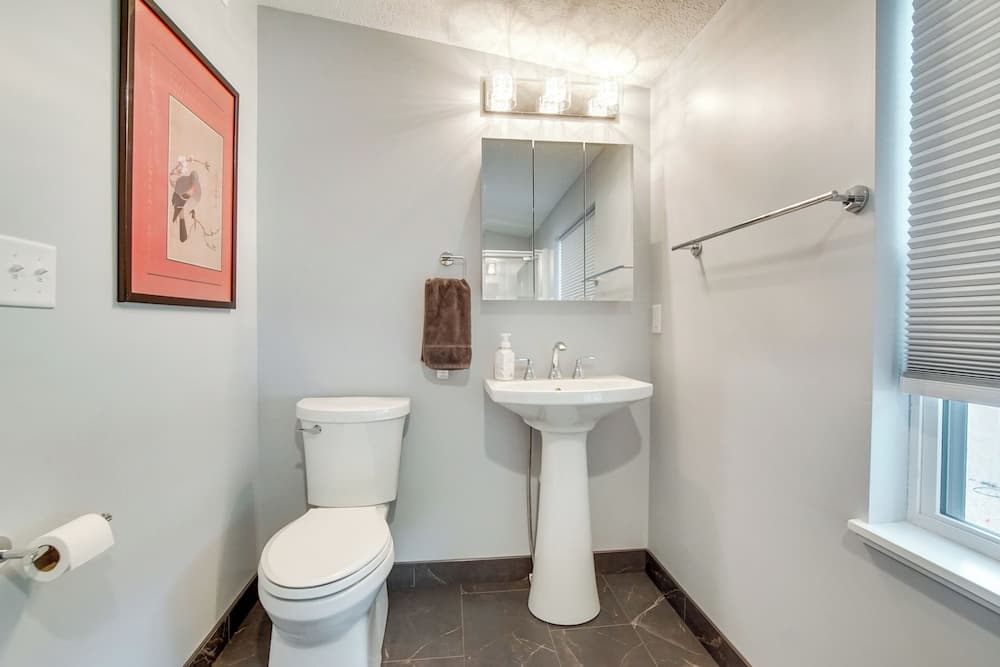 Bright & Sunny Getaway w/ Bikes: 1 Mi to Esu!