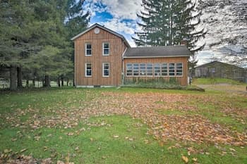 Vintage Farmhouse ~ 2 1/2 Mi to Mount Pleasant Ski