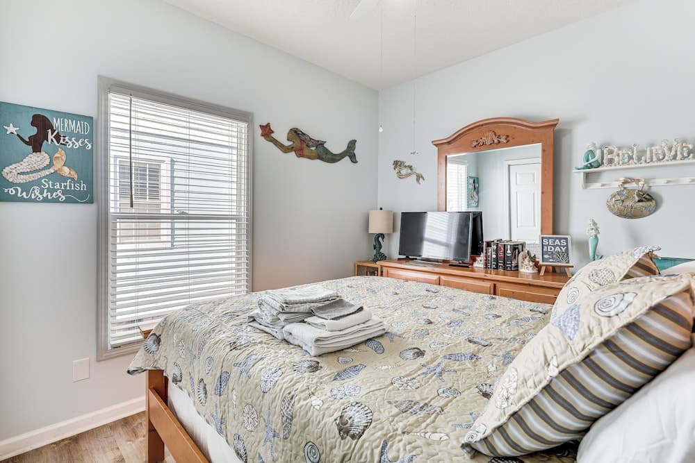 Carolina Beach Condo With Deck: Steps to Shore!