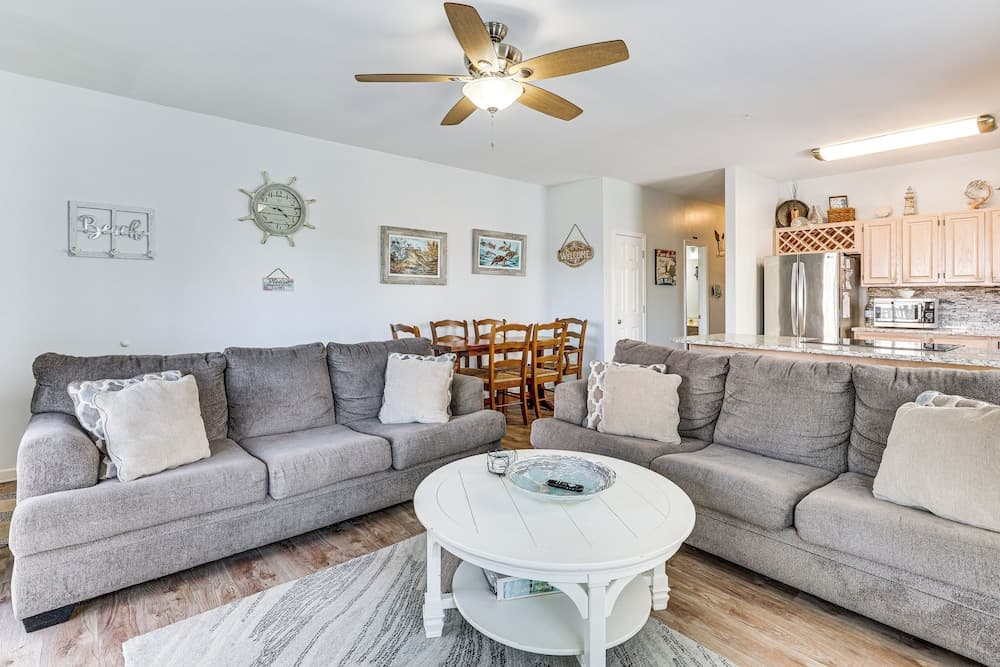 Carolina Beach Condo With Deck: Steps to Shore!