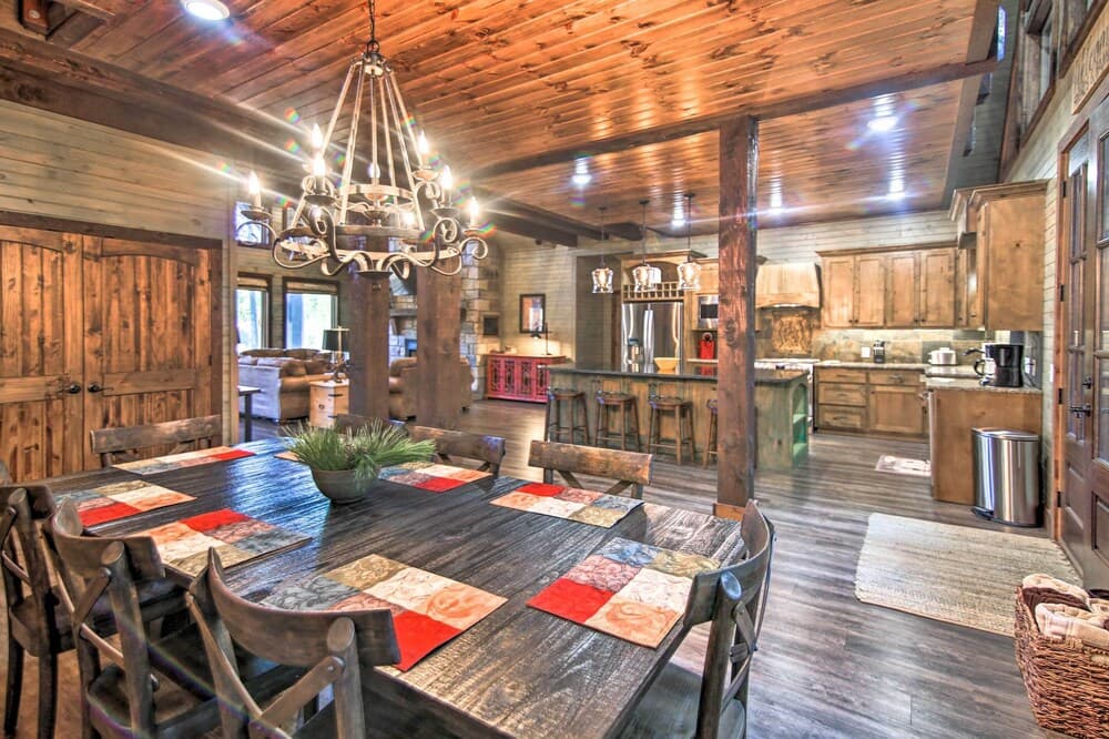 Stylish Broken Bow Cabin w/ Hot Tub + Fire Pit!