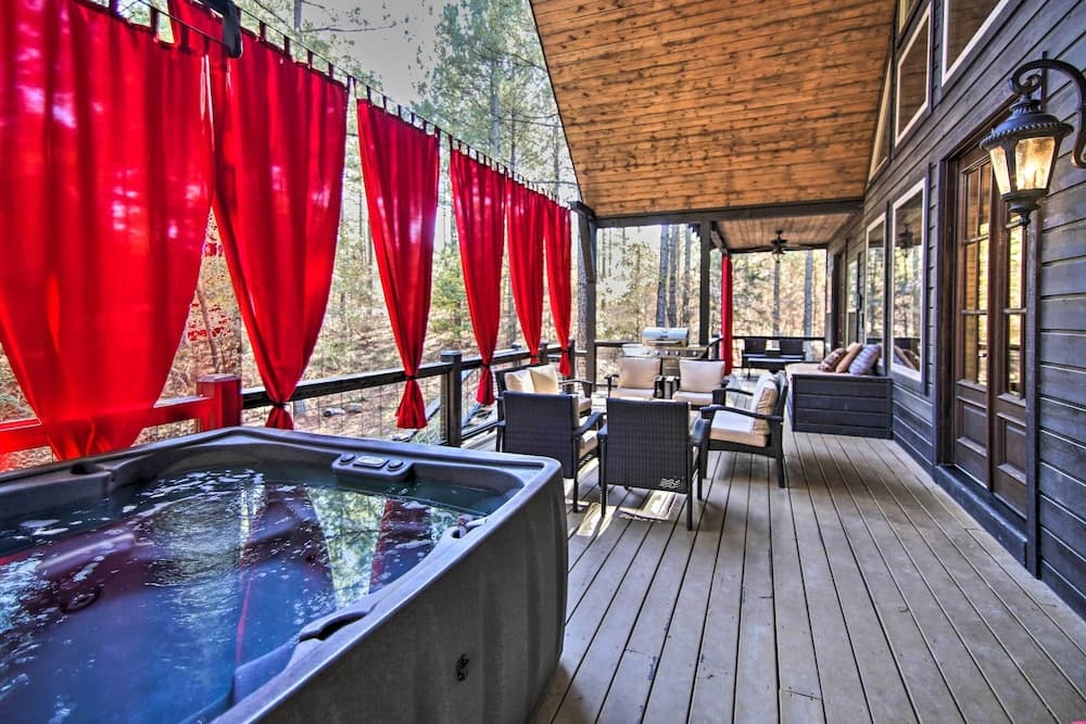Stylish Broken Bow Cabin w/ Hot Tub + Fire Pit!